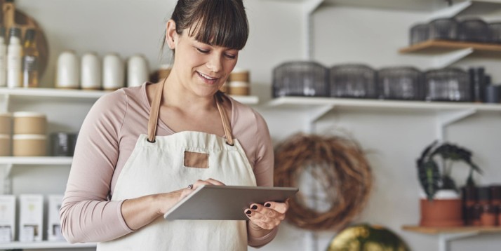 Eine Bäckerin bearbeitet ihre Produktbeschreibungen mithilfe ihres Tablets