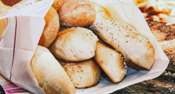 Eine Tüte mit frischgebackenen Brötchen der Bäckerei Metzler