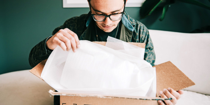 Ein junger Unternehmer sucht nach der richtigen Versandverpackung