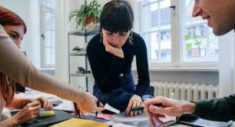 Mehrere Selbstständige arbeitet an ihrem Branding.