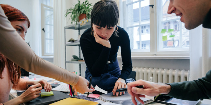 Mehrere Selbstständige arbeitet an ihrem Branding.