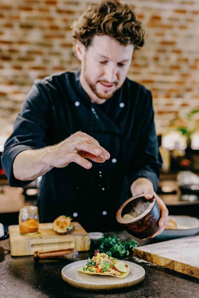 Koch Lorenz beim Zubereiten von eines leckeren Gerichts am "Taco Thursday"