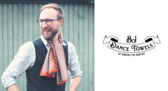 Benedikt von Dancetowels mit einem seiner Handtücher und Logo