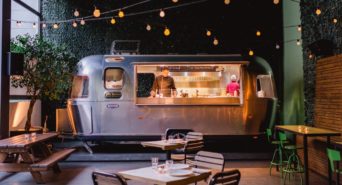 Imagen de un food truck con su terraza.