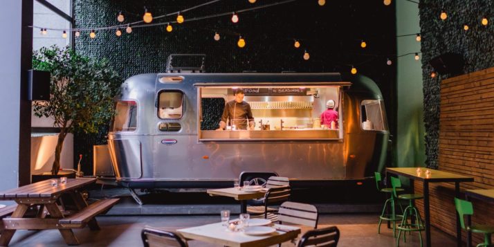 Imagen de un food truck con su terraza.