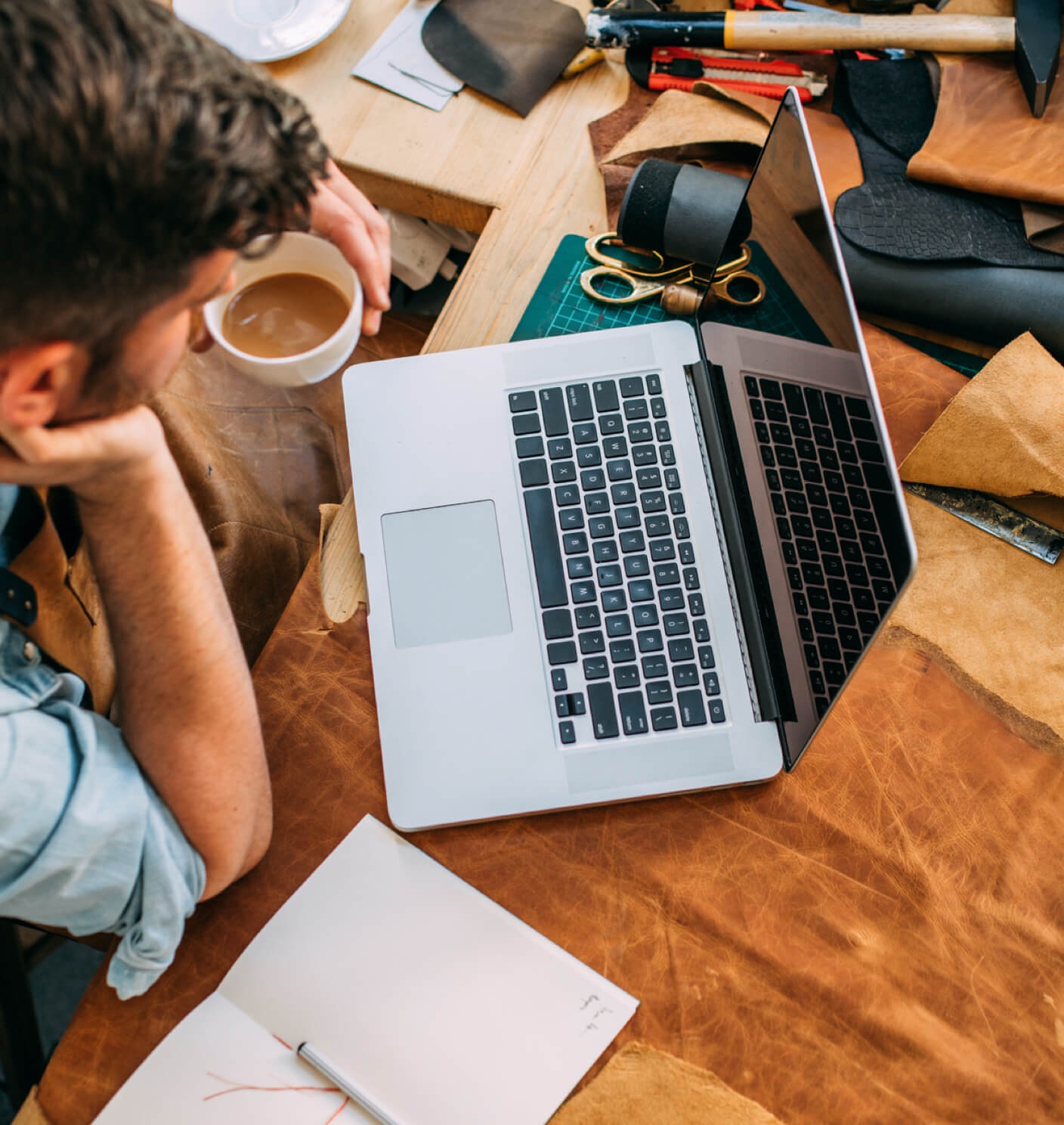 A small business owner working on his Jimdo website.