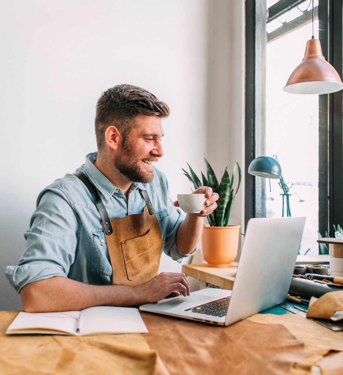 An artist sitting at his desk and working on his Jimdo website.