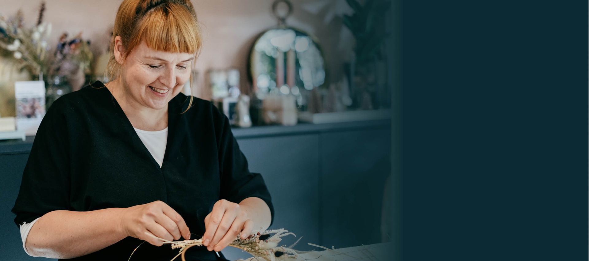 Ein Foto von Sandra von Balkonfreundin.com, das sie beim Binden eines Blumenstraußes zeigt. Daneben ist ihr Onlineshop abgebildet.