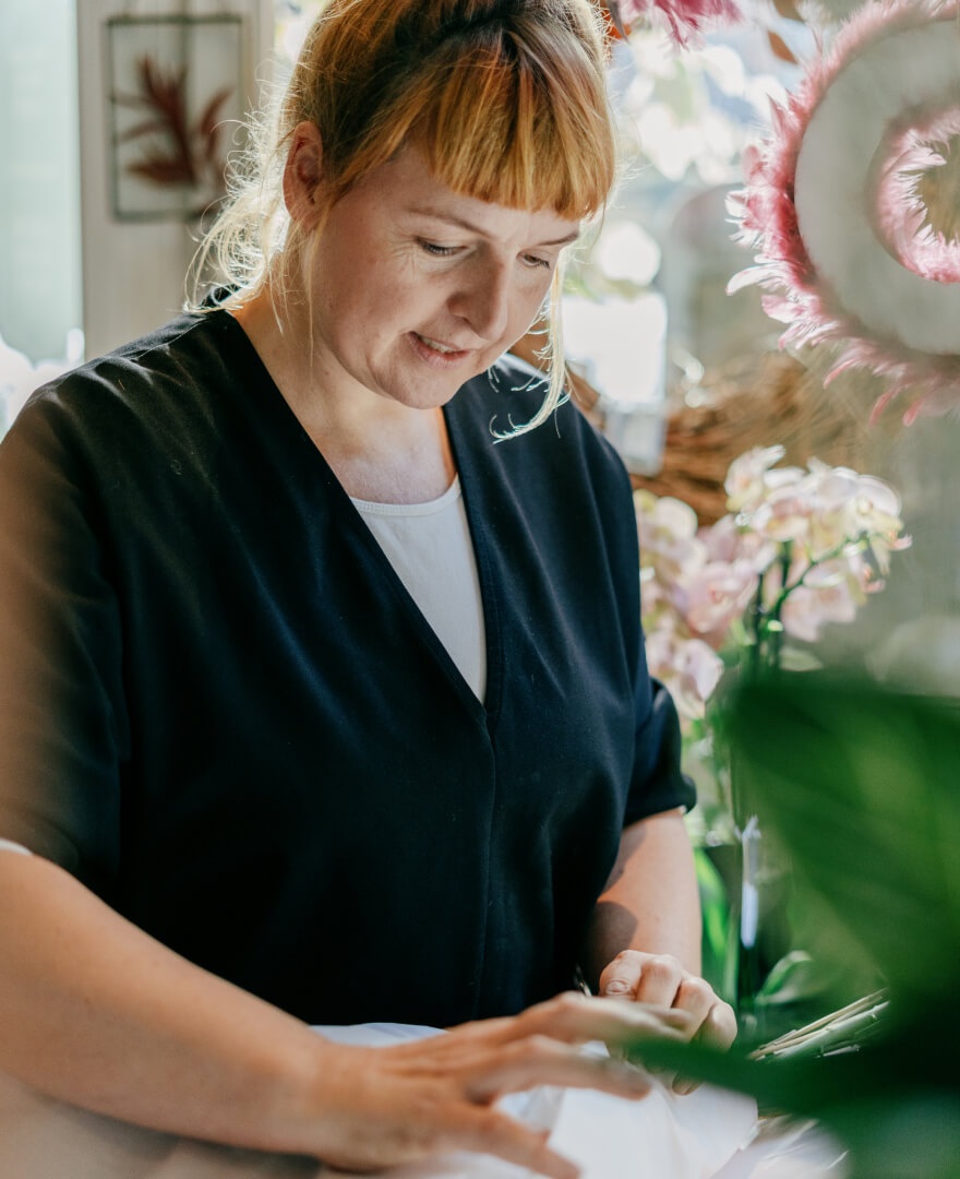 Balkongestalterin Sandra Schäfer arbeitet in ihrem Atelier.