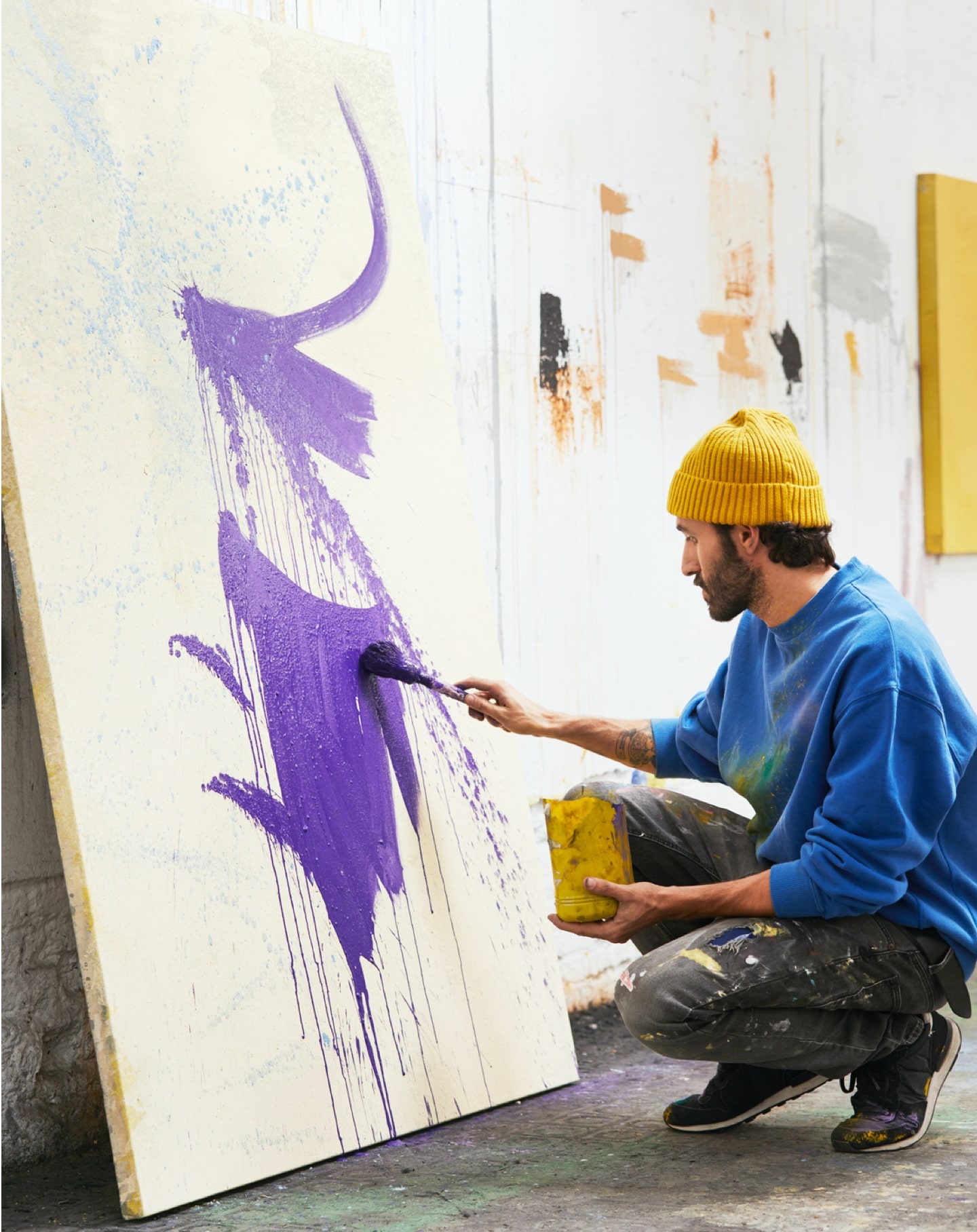 Una artista en su estudio trabajando en una pintura para su página web de artista