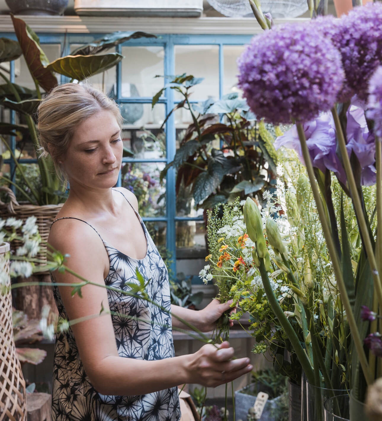 Una mujer trabajando en su floristería local